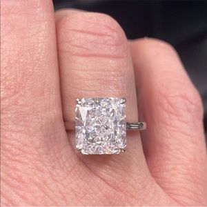 Anna Zuckerman Luxury Diana Engagement Ring